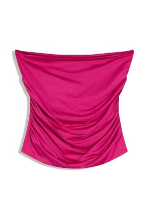 Magenta pántnélküli ráncolt tube top összegyűrt anyag részletekkel és ívelt szegéllyel, fehér háttéren bemutatva.