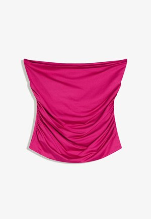 Top tube froncé sans bretelles magenta avec détails en tissu froncé et ourlet incurvé, présenté sur un fond blanc.