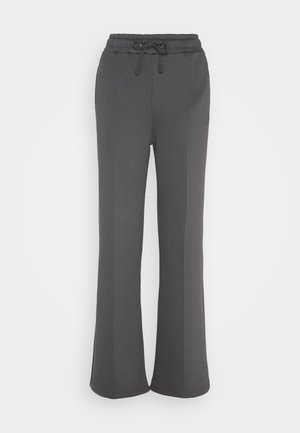 Szare dresy wykonane z miękkiego materiału, z elastycznym paskiem w talii, rozszerzanymi nogawkami oraz bez widocznych wzorów czy elementów metalowych.