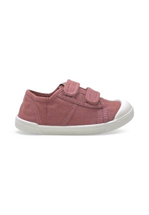 Chaussure en toile rose pour enfant avec semelle et coque en caoutchouc blanc, dotée de deux brides Velcro réglables pour la fermeture.