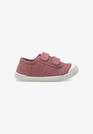 Chaussure en toile rose pour enfant avec semelle et coque en caoutchouc blanc, dotée de deux brides Velcro réglables pour la fermeture.