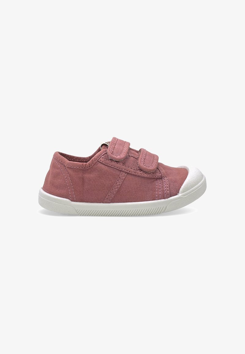 Chaussure en toile rose pour enfant avec semelle et coque en caoutchouc blanc, dotée de deux brides Velcro réglables pour la fermeture.