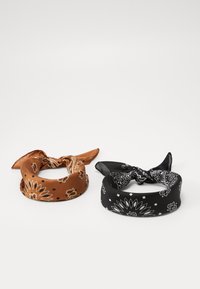 Zwei Bandanas: eines braun mit floralem und Paisley-Muster, und eines schwarz mit weißen floralen und geometrischen Designs. Beide sind aus glattem Stoff gefertigt.