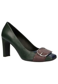 Zapato de tacón alto de cuero verde con punta redonda, que presenta bloques de color marrón y azul marino, y un detalle de hebilla plateada en la parte delantera.