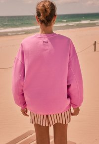 Next POSITANO CITY GRAPHIC PRINT CREW NECK - Felpa - pink