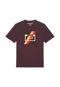 Bordeaux kortarm T-shirt met een grafisch ontwerp van een cassettebandje met geometrische kleuraccenten in geel, bruin en rood.