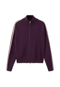 Maglione viola con cerniera e collo alto, con strisce rosse e bianche che percorrono tutta la lunghezza di entrambe le maniche.
