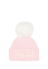 Beanie rosa in maglia con un pompon in pelliccia sintetica bianca sulla sommità e "Pretty Girl" ricamato in corsivo. Texture a coste, risvolto pieghevole.