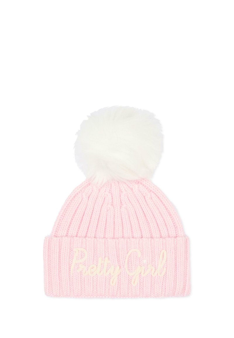 Beanie rosa in maglia con un pompon in pelliccia sintetica bianca sulla sommità e "Pretty Girl" ricamato in corsivo. Texture a coste, risvolto pieghevole.