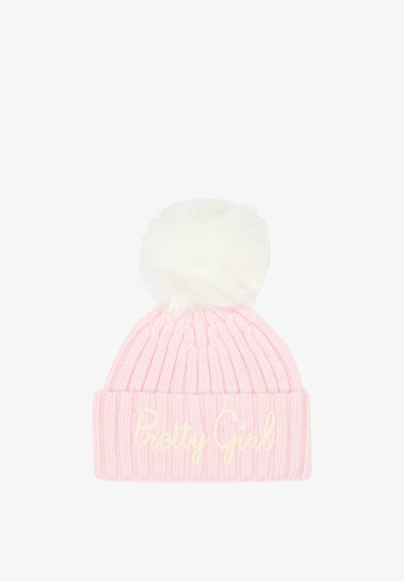 Beanie rosa in maglia con un pompon in pelliccia sintetica bianca sulla sommità e "Pretty Girl" ricamato in corsivo. Texture a coste, risvolto pieghevole.
