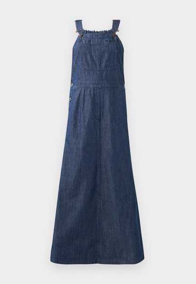 Rochie din denim de culoare albastră închisă, cu bretele elastice ajustabile, buzunar frontal, butoane laterale și un design al fustei care curge.