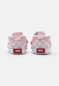 Sneaker in suede rosa con motivo a scacchi bianchi e una targhetta rossa "Off The Wall" sul tallone, con una finitura testurizzata e un tassello di sospensione.