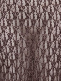 Tissu en dentelle marron texturé avec un motif géométrique de lignes verticales et de formes losanges interconnectées.