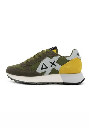Zapatilla verde y amarilla con materiales de ante y malla, que cuenta con una media suela blanca, acentos grises en contraste y suela de goma negra.