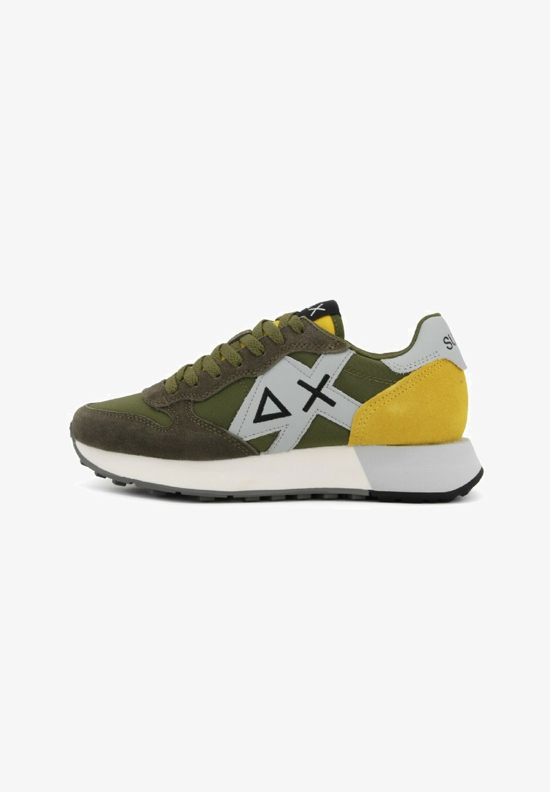 Sneaker verde e giallo realizzata in materiali scamosciati e mesh, con intersuola bianca, accenti grigi a contrasto e suola in gomma nera.