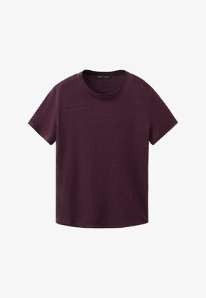 Krátky rukáv, okrúhly výstrih, slivkovo sfarbené tričko rozložené na bielom pozadí.