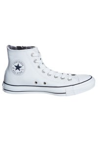 Baskets montantes blanches en cuir, dotées d'œillets argentés, d'une semelle extérieure noire et d'un patch logo rond sur le côté avec un motif étoile.