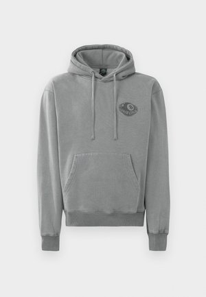 Grijze hoodie met een trekkoordcapuchon, een voorkapszak en geribbelde manchetten. Voorzien van een logopatch op de borst, gemaakt van zachte stof.