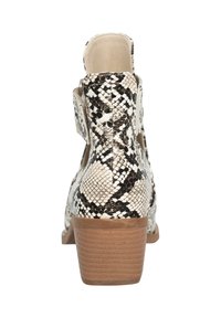 Botín de tobillo abierto con un diseño de estampado de serpiente en blanco y negro, con un tacón de madera apilada y material sintético texturizado.