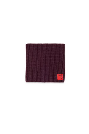 Burgunderfarbene Strickmütze mit gerippter Textur und einem roten Markenpatch. Rechteckige Form, geeignet für Kopfbedeckungen. Leicht und flexibel.