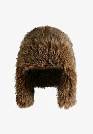 Șapcă din blană sintetică de culoare maro, cu fibre lungi și groase, vârf rotund și clapete pentru urechi. Textură moale, concepută pentru a oferi căldură în vreme rece.