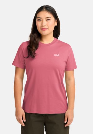 T-shirt rose en coton doux, avec col rond, manches courtes et petit logo blanc sur la poitrine gauche. Texture lisse.