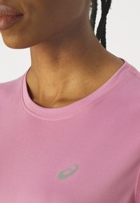 ASICS CORE TOP - Tekninen t-paita - soft berry