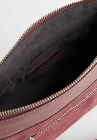 Next POCKET MESSENGER - REGULAR FIT - Rankinė per petį - berry red