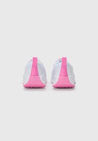 Vita atletiska skor med rosa accenter. Slät textilövre, förstärkt hälflik och texturerad gummisula. Ren och modern design.