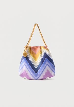 Bolso pequeño con patrón de chevron multicolor en rosa, amarillo, azul y morado, con una correa de cadena dorada y una etiqueta redonda dorada.
