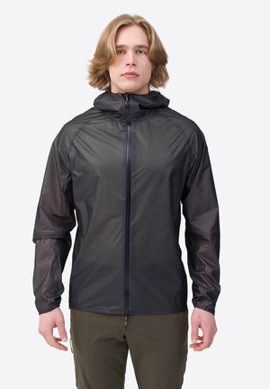 Chaqueta ligera y transpirable en color negro con capucha. Cuenta con un cierre de cremallera de longitud completa, puños elásticos y una textura suave. Diseñada para la movilidad.