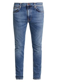 Jeans de mezclilla azul en corte Slim, con cinco bolsillos, cierre de botón y un ligero desvanecimiento en la tela para añadir textura.