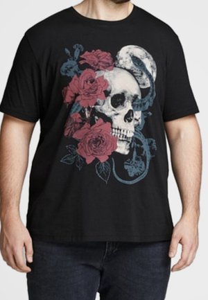 Sort T-shirt med en detaljeret grafik af en hvid kranium snoet af blå slanger og omgivet af røde roser.