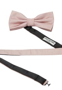 Rosa randig fluga med en mjuk textur, försedd med ett justerbart svart band och en etikett som står "JOHN HENRIC SWEDEN."