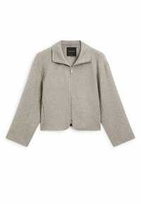 Szara krótka kurtka wykonana z miękkiej, teksturowanej tkaniny. Posiada zamek błyskawiczny i złożony kołnierz, długie rękawy oraz prosty dół.