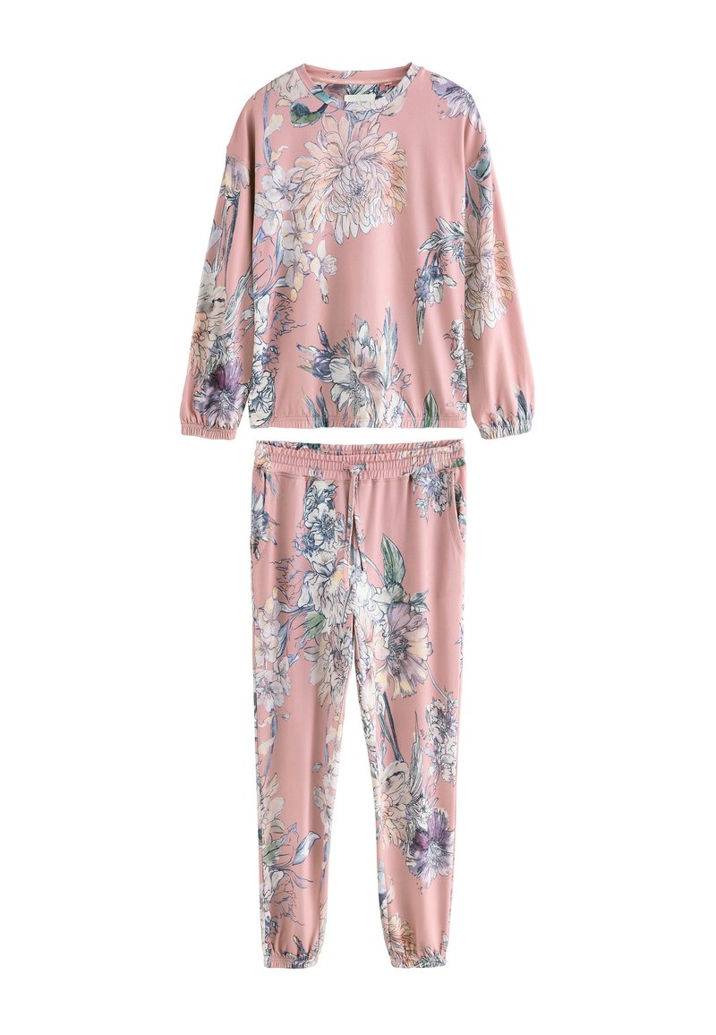 Ensemble de vêtements d'intérieur floral en tissu rose doux. Haut à manches longues avec poignets élastiques, pantalon assorti à taille élastique avec poches latérales et motif floral.