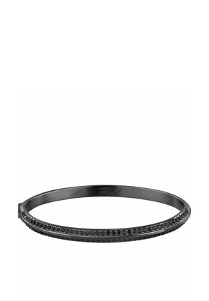 Sort metalarmbånd med to rækker af små sorte sten langs den ydre kant og en slank, glat indre bånd.