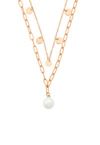 Collana a strati in oro rosa con anelli ovali, dischi circolari e un singolo pendente a perla bianca. Finitura lucida, design moderno.
