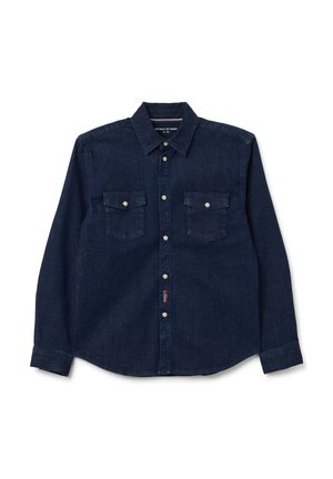 Camicia in denim blu scuro con colletto a punta, maniche lunghe, due tasche sul petto e chiusura con bottoni. Presenta bottoni argentati e un'etichetta rossa.