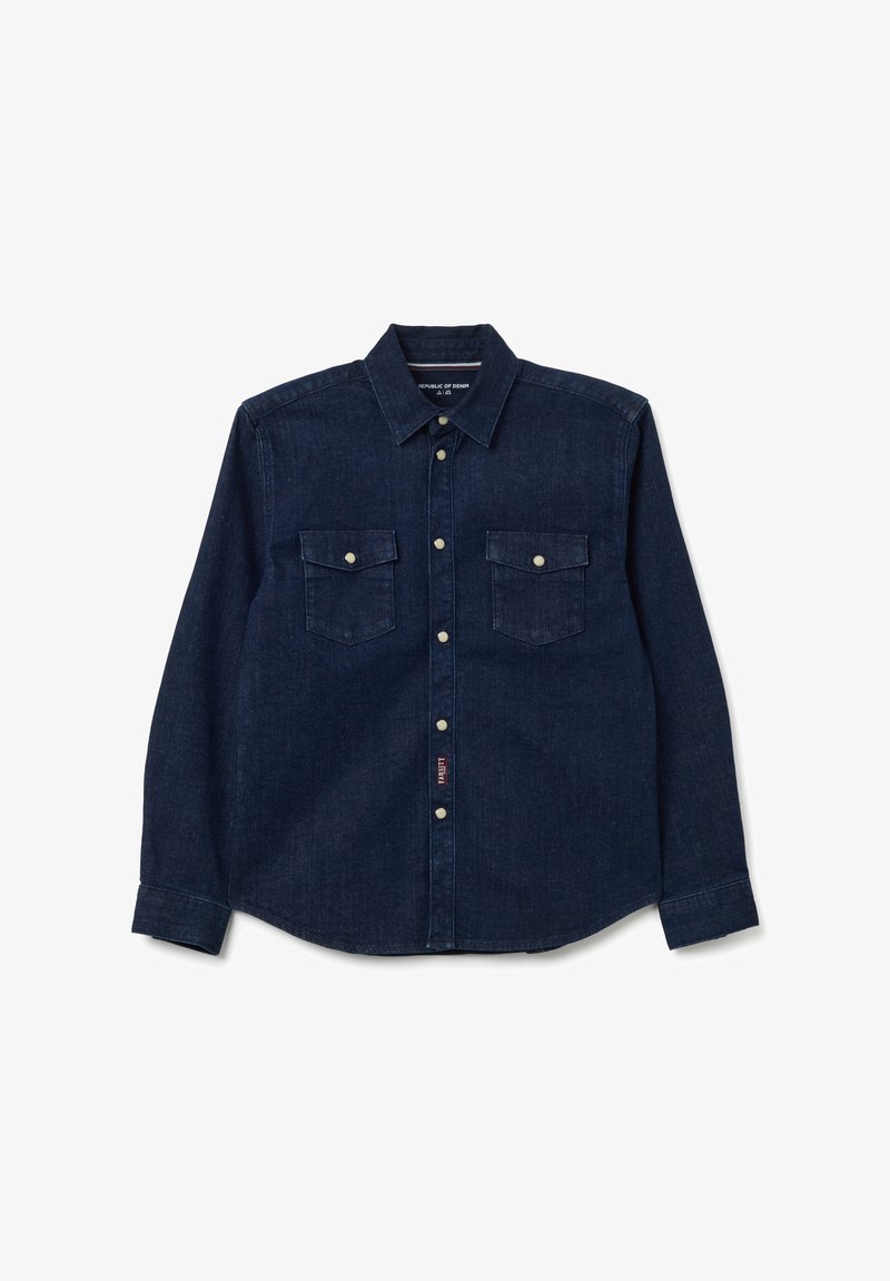 Donkerblauwe denimoverhemd met een puntkraag, lange mouwen, twee borstzakken en een knoopsluiting aan de voorkant. Voorzien van zilveren knopen en een rood etiket.