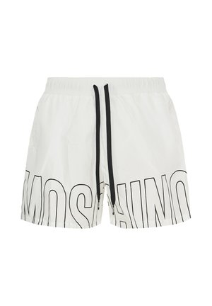 Witte zwembroek voor mannen met een zwart trekkoord en grote zwarte omlijnde letters die "MOSCHINO" spellen over de voorste zoom.