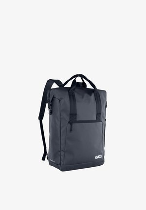 Mochila impermeable negra con correas ajustables, dos asas superiores, un bolsillo frontal con cremallera y un logo en la parte inferior delantera. Superficie texturizada.