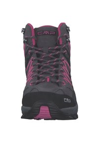 Szare buty trekkingowe z różowymi akcentami, posiadające wysoki kołnierz, teksturowaną tkaninę, wzmocniony czubek oraz gumową podeszwę z wzorzystym bieżnikiem.