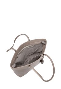 Sac fourre-tout en cuir beige avec une texture douce, doté d'un haut ouvert, d'une poche zippée intérieure et de deux poignées. L'intérieur est doublé d'un tissu léger.