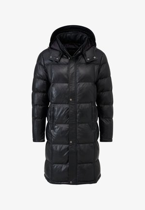 Schwarzer, gepolsterter langer Mantel mit Kapuze. Aus Leder gefertigt, mit Steppmuster, zwei aufgesetzten Vordertaschen und Druckknopfverschlüssen.