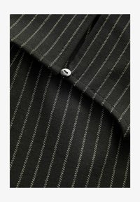 Vybráno, black pinstripe