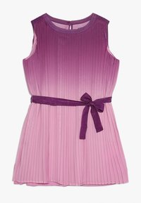 Ärmlös klänning i rosa och lila ombré med plissédetaljer, rund halsringning och ett knytet bälte i lila tyg i midjan.