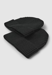 Czarne dziane czapki beanie, struktura rib, złożone mankiety, nakładające się na siebie dla efektu prezentacji, wykonane z miękkiego materiału, zaprojektowane z myślą o cieple.