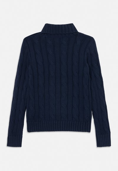 Temno moder pulover z ovratnikom, pleten z vzorcem tkanja kabel, z dolgimi rokavi, rebrastimi manšetami in spodnjim robom, prikazan na ravno s pogledom od zadaj.