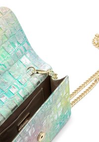 Bolso de mano iridiscente en verde y azul con un exterior de cuero sintético texturizado, herrajes dorados y una correa de cadena. Abierto mostrando un interior marrón.